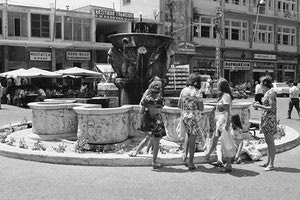 ΦΩΤΟΗΜΕΡΑΣ: Τα Λιοντάρια στην δεκαετία του ‘70. Ακόμη ο δρόμος μπροστά από το μνημείο περνούσε και κατέβαινε στη Χάνδακος.