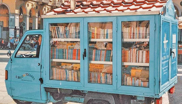 bibliomotocarro, το τρίχρονο φορτηγό που ο συνταξιούχος δάσκαλος δημοτικού σχολείο στην Ιταλία, ο Antonio La Cava, χρησιμοποιεί για να προσεγγίσει παιδιά σε απομακρυσμένα χωριά της Ιταλίας