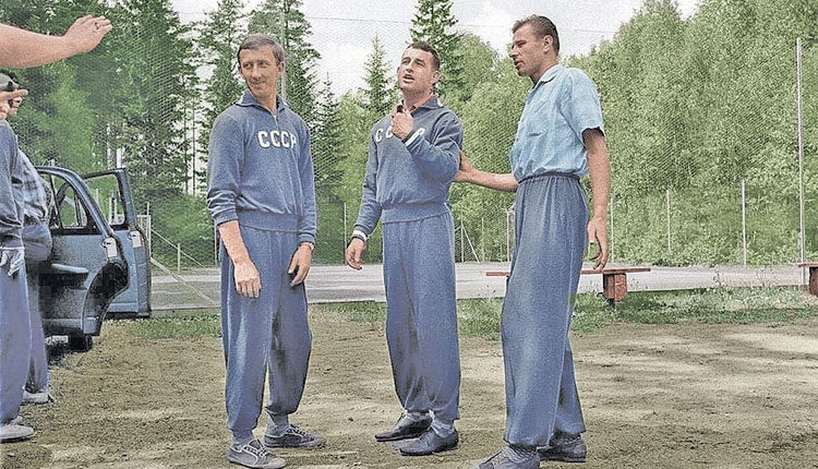 Και μια φωτογραφία ντοκουμέντο! Οι παίκτες της Σοβιετικής Ένωσης βολτάρουν κατά τη διάρκεια του Μουντιάλ 1958. Στα αριστερά ο αρχηγός Ιγκόρ Νέτο, στα δεξιά ο θρύλος Λεβ Γιασίν και στο κέντρο ο επιθετικός Σεργκέι Σαλνίκοφ