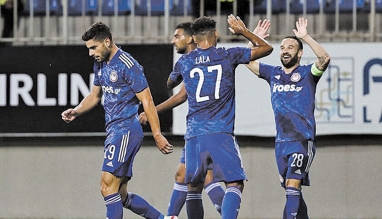   Οι παίκτες του Ολυμπιακού πανηγυρίζουν    τη νίκη-πρόκριση