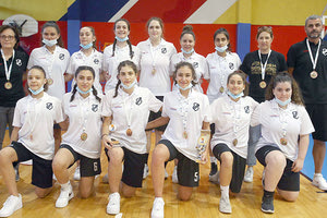 Τα κορίτσια του ΟΦΗ με το χάλκινο μετάλλιο στο λαιμό τους