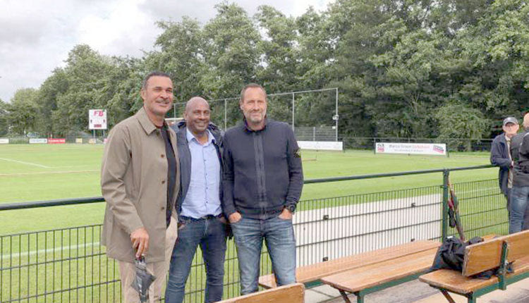 στο γήπεδο βρέθηκε ο ομοσπονδιακός τεχνικός Φαν’τ Σιπ με τον συνεργάτη του Άαρον Βίντερ  και ο , Ρουντ Γκούλιτ