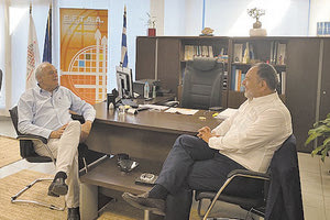 Ημερίδα στην Κρήτη με στόχο την ενημέρωση όλων των εμπλεκόμενων, για τα χρηματοδοτικά προγράμματα της νέας προγραμματικής περιόδου πρόκειται να διοργανωθεί στα τέλη Σεπτεμβρίου από την Ελληνική Εταιρεία Τοπικής Αυτοδιοίκησης και Ανάπτυξης. Αυτό ανακοινώθηκε στο πλαίσιο συναντήσεων κορυφαίων στελεχών της Εταιρείας με τον πρόεδρο της Περιφερειακής Ένωσης Δήμων Κρήτης. Ο κ. Κουράκης είχε συναντήσεις με τον πρόεδρο της ΕΕΤΑΑ κ. Δ. Μαραβέλια και τον διευθύνοντα σύμβουλο κ. Σ. Σπυρίδωνα για θέματα κοινού ενδιαφέροντος και συνεργασίας μεταξύ των δυο φορέων. Ο πρόεδρος και ο διευθύνων σύμβουλος ενημέρωσαν τον πρόεδρο της ΠΕΔ ότι θέμα της ημερίδας που πρόκειται να διοργανωθεί στο τέλος Σεπτεμβρίου στην Κρήτη είναι «Χρηματοδοτικά Προγράμματα της Νέας προγραμματικής Περιόδου και ευκαιρίες για τους ΟΤΑ α’ βαθμού». Όπως τόνισε ο κ. Κουράκης, σκοπός της ημερίδας είναι η έγκαιρη ενημέρωση και προετοιμασία των ΟΤΑ της Κρήτης, για την αποτελεσματική αξιοποίησή όλων των χρηματοδοτικών πηγών και εργαλείων της επόμενης περιόδου. Στην ημερίδα θα παρέμβουν στελέχη των Ειδικών Υπηρεσιών των Τομεακών προγραμμάτων, της ΕΕΤΑΑ καθώς και της Ειδικής Υπηρεσίας Διαχείρισης της Περιφέρειας, έτσι ώστε να καλυφθεί το σύνολο των θεμάτων που ενδιαφέρουν τους ΟΤΑ της Κρήτης. Επίσης, στο πλαίσιο της συνεργασίας της ΠΕΔ με την ΕΕΤΑΑ, θα πραγματοποιηθούν ενημερωτικές – επιμορφωτικές συναντήσεις με θέμα «Διαχείριση Δημοσίων Συμβάσεων Προμηθειών και Υπηρεσιών για τις Οικονομικές Υπηρεσίες και Διαχείριση Δημοσίων Συμβάσεων Μελετών και Έργων για τις Τεχνικές Υπηρεσίες των Δήμων». Στόχος των συναντήσεων είναι η επικαιροποιημένη ενημέρωση και επιμόρφωση των υπηρεσιακών διοικήσεων, καθώς και των αρμοδίων στελεχών των Οικονομικών και Τεχνικών Υπηρεσιών των Δήμων της Περιφέρειας Κρήτης στις δημόσιες συμβάσεις προμηθειών και υπηρεσιών, έργων και μελετών. Έμφαση θα δοθεί στο νόμο για τον εκσυγχρονισμό, απλοποίηση και αναμόρφωση του ρυθμιστικού πλαισίου των δημοσίων συμβάσεων, με τον όποιο επήλθαν σημαντικές αλλαγές στο νόμο 4412/16, με στόχο την απλοποίηση διαδικασιών και την επιτάχυνση της εξέλιξης των δημοσίων συμβάσεων έργων, μελετών προμηθειών και υπηρεσιών.