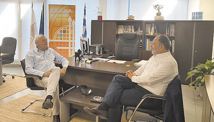 Ημερίδα στην Κρήτη με στόχο την ενημέρωση όλων των εμπλεκόμενων, για τα χρηματοδοτικά προγράμματα της νέας προγραμματικής περιόδου πρόκειται να διοργανωθεί στα τέλη Σεπτεμβρίου από την Ελληνική Εταιρεία Τοπικής Αυτοδιοίκησης και Ανάπτυξης. Αυτό ανακοινώθηκε στο πλαίσιο συναντήσεων κορυφαίων στελεχών της Εταιρείας με τον πρόεδρο της Περιφερειακής Ένωσης Δήμων Κρήτης. Ο κ. Κουράκης είχε συναντήσεις με τον πρόεδρο της ΕΕΤΑΑ κ. Δ. Μαραβέλια και τον διευθύνοντα σύμβουλο κ. Σ. Σπυρίδωνα για θέματα κοινού ενδιαφέροντος και συνεργασίας μεταξύ των δυο φορέων. Ο πρόεδρος και ο διευθύνων σύμβουλος ενημέρωσαν τον πρόεδρο της ΠΕΔ ότι θέμα της ημερίδας που πρόκειται να διοργανωθεί στο τέλος Σεπτεμβρίου στην Κρήτη είναι «Χρηματοδοτικά Προγράμματα της Νέας προγραμματικής Περιόδου και ευκαιρίες για τους ΟΤΑ α’ βαθμού». Όπως τόνισε ο κ. Κουράκης, σκοπός της ημερίδας είναι η έγκαιρη ενημέρωση και προετοιμασία των ΟΤΑ της Κρήτης, για την αποτελεσματική αξιοποίησή όλων των χρηματοδοτικών πηγών και εργαλείων της επόμενης περιόδου. Στην ημερίδα θα παρέμβουν στελέχη των Ειδικών Υπηρεσιών των Τομεακών προγραμμάτων, της ΕΕΤΑΑ καθώς και της Ειδικής Υπηρεσίας Διαχείρισης της Περιφέρειας, έτσι ώστε να καλυφθεί το σύνολο των θεμάτων που ενδιαφέρουν τους ΟΤΑ της Κρήτης. Επίσης, στο πλαίσιο της συνεργασίας της ΠΕΔ με την ΕΕΤΑΑ, θα πραγματοποιηθούν ενημερωτικές – επιμορφωτικές συναντήσεις με θέμα «Διαχείριση Δημοσίων Συμβάσεων Προμηθειών και Υπηρεσιών για τις Οικονομικές Υπηρεσίες και Διαχείριση Δημοσίων Συμβάσεων Μελετών και Έργων για τις Τεχνικές Υπηρεσίες των Δήμων». Στόχος των συναντήσεων είναι η επικαιροποιημένη ενημέρωση και επιμόρφωση των υπηρεσιακών διοικήσεων, καθώς και των αρμοδίων στελεχών των Οικονομικών και Τεχνικών Υπηρεσιών των Δήμων της Περιφέρειας Κρήτης στις δημόσιες συμβάσεις προμηθειών και υπηρεσιών, έργων και μελετών. Έμφαση θα δοθεί στο νόμο για τον εκσυγχρονισμό, απλοποίηση και αναμόρφωση του ρυθμιστικού πλαισίου των δημοσίων συμβάσεων, με τον όποιο επήλθαν σημαντικές αλλαγές στο νόμο 4412/16, με στόχο την απλοποίηση διαδικασιών και την επιτάχυνση της εξέλιξης των δημοσίων συμβάσεων έργων, μελετών προμηθειών και υπηρεσιών.