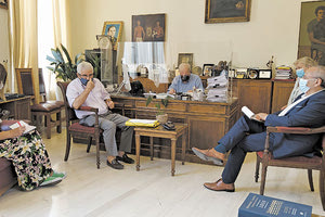 Από τη συνάντηση στο γραφείο του δημάρχου για την ανέγερση του νέου Σχολείου Ευρωπαϊκής Παιδείας