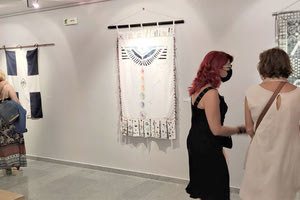 ΕΓΚΑΙΝΙΑΣΤΗΚΕ ΣΤΗ ΔΗΜΟΤΙΚΗ ΠΙΝΑΚΟΘΗΚΗ ΜΑΛΕΒΙΖΙΟΥ Εντυπωσίασε η έκθεση Τέχνη = Επανάσταση