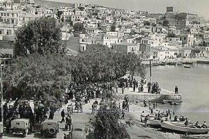 ΦΩΤΟΗΜΕΡΑΣ:Η Σητεία το 1950 σε φωτογραφικό ένθετο Τσιριλάκη. Διακρίνονται στρατιωτικά αυτοκίνητα, ίσως από κάποια εθνική εορτή.