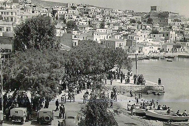 ΦΩΤΟΗΜΕΡΑΣ:Η Σητεία το 1950 σε φωτογραφικό ένθετο Τσιριλάκη. Διακρίνονται στρατιωτικά αυτοκίνητα, ίσως από κάποια εθνική εορτή.