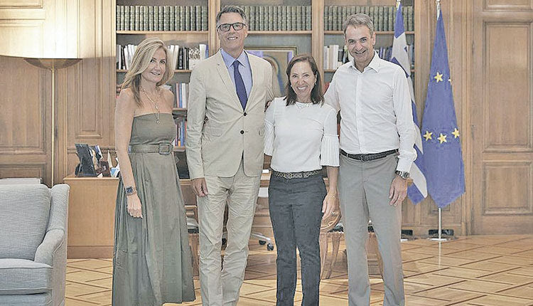 Γεύμα με την αναπληρώτρια κυβερνήτη της Καλιφόρνια, Ελένη Τσακοπούλου- Κουναλάκη και τον κρητικής καταγωγής σύζυγό της Μάρκο Κουναλάκη είχαν χθες στο Μέγαρο Μαξίμου