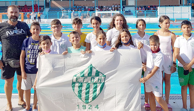   Η ομάδα του ΕΓΟΗ με τον προπονητή της