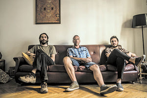 Οι τρεις μουσικοί και φίλοι Δημήτρης Παντελιάς  (σαξόφωνο),  Γρηγόρης Θεοδωρίδης (κόντρα μπάσο) και Στέφανος Χυτήρης (τύμπανα)