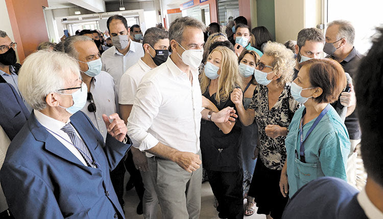 Με πολίτες και ασθενείς συνομίλησε ο Κυριάκος Μητσοτάκης 