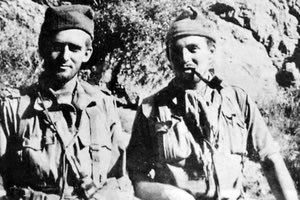 Αριστερά ο Δανός Υπολοχαγός Anters Lassen, επικεφαλής του σαμποτάζ του αεροδρομίου Καστελλίου και δεξιά ο Υπολοχαγός Kenneth Lamonby, επικεφαλής του σαμποτάζ των καυσίμων των Πεζών.