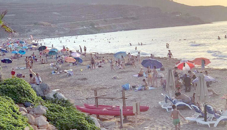 Γεμάτες όλο το Σαββατοκύριακο οι παραλίες του νησιού 