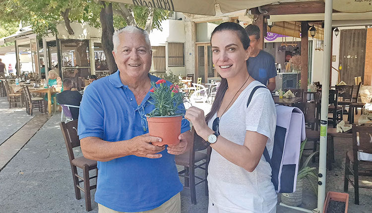  Η Φωτεινή Δάρρα στην “καυτή” λόγω ζέστης, βόλτα της γεύτηκε τις Κρητικές παραδοσιακές γεύσεις της Μαρίας και του Νίκου, δέχθηκε τα άνθη του Ανδρέα, συνομίλησε και φωτογραφήθηκε με πολλούς περαστικούς.