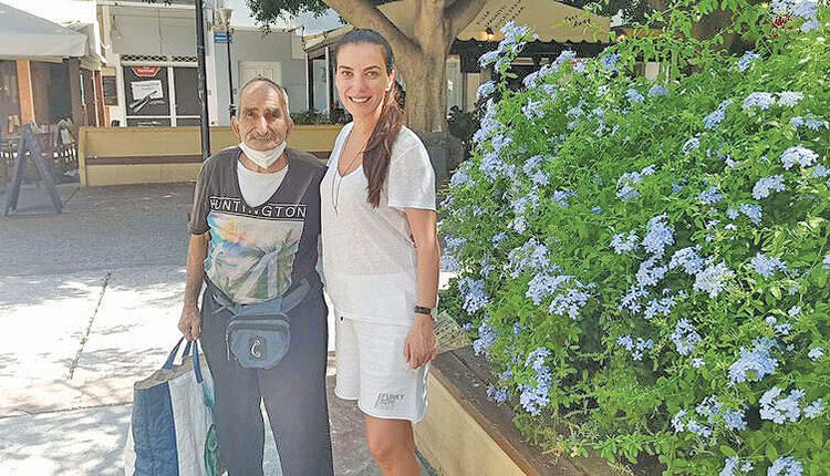 Αναπόφευκτα στο δρόμο της Φωτεινής Δάρραβρέθηκε... φορτωμένος με την πραμάτεια του και ο πανταχού παρών μπάρμπα -Γιαννης Κοντογιάννης