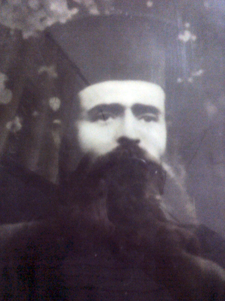 Παπά Αντώνης Λιουδάκης από το χωριό Καμάρα Κουμούλη, Κισσάμου Χανίων. Στις 23 Μαΐου 1941, εκτελέστηκε από τους γερμανούς στα Πλακάλωνα Κισσάμου. Ήταν ο πρώτος ιερωμένος που έδωσε τη ζωή του για την πατρίδα και την ελευθερία από τα φασιστικά κατοχικά στρατεύματα (φωτογραφία αρχείου Εμμανουήλ Σπανουδάκη)