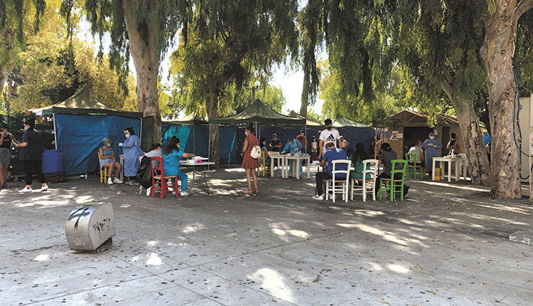 Πολύ μπαγκάλι και λινάτσα στην πλατεία Ελευθερίας για τις ανάγκες της έκθεσης σχετικά με τη γυναικεία επιχειρηματικότητα