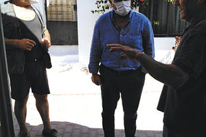 Ο Μ. Συντυχάκης συνομιλεί με πληγέντες