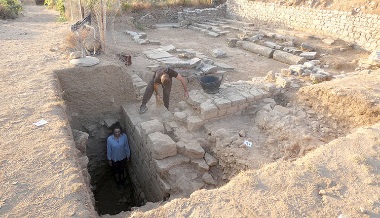 Η ανασκαφή έδειξε ότι το «Βουλευτήριο» που ανεσκάφη τη δεκαετία του 1980 είναι δωμάτιο μεγάλου κτηρίου με τουλάχιστον 4 δωμάτια. Η πρόσοψή του (αριστερά) σώζεται σε ύψος άνω των 2 μέτρων.