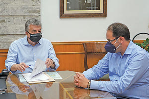 Ο κ. Αρναουτάκης με τον κ. Κεφαλογιάννη στην υπογραφή της σύμβασης