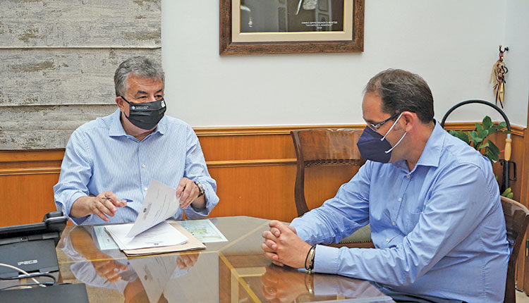 Ο κ. Αρναουτάκης με τον κ. Κεφαλογιάννη στην υπογραφή της σύμβασης
