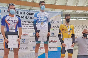 Ο Χιώτης (στη μέση) κέρδισε 3 μετάλλια για τον ΠΑΣ Άτλα Ρεθύμνου