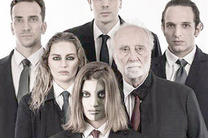 ΤΗ ΣΚΗΝΟΘΕΣΙΑ ΥΠΟΓΡΑΦΕΙ Ο Θ. ΜΟΥΜΟΥΛΙΔΗΣ Η “Αντιγόνη” του Σοφοκλή στο κηποθέατρο «Ν. Καζαντζάκης»