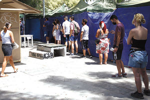 Τα μέλη των ΚΟΜΥ δέχονται ακόμα και επιθέσεις, τη στιγμή που δίνουν τη δική τους «μάχη» κατά του κοροναϊού