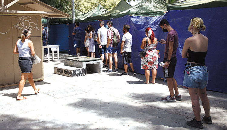 Τα μέλη των ΚΟΜΥ δέχονται ακόμα και επιθέσεις, τη στιγμή που δίνουν τη δική τους «μάχη» κατά του κοροναϊού