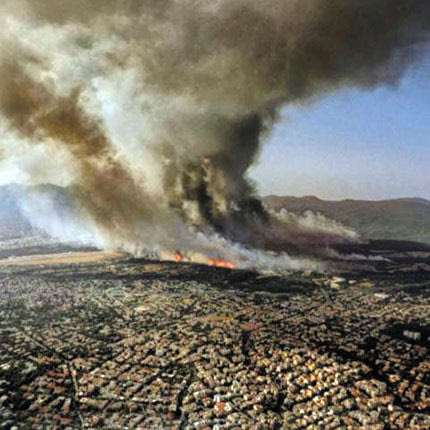 Η φωτιά της Βαρυπόμπης από ψηλά προϊδεάζει για το μέγεθος της καταστροφής