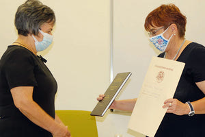 Απονομή τιμητικού διδακτορικού τίτλου από τον πρύτανη του ΠΚ δια χειρός της προέδρου του Τμήματος, καθηγήτριας Άννας Μητράκη, στην μητέρα του Γιάννη, κ. Ειρήνη Κανακουσάκη -Ταμιωλάκη.