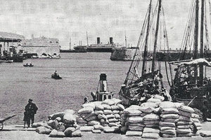 ΦΩΤΟΗΜΕΡΑΣ: Το λιμάνι του Ηρακλείου πιθανώς το 1925. Διακρίνεται στο βάθος ατμόπλοιο ενώ δεξιά ο μικρός Κούλες που αργότερα κατεδαφίστηκε.