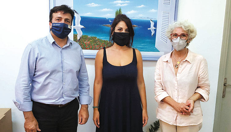 Με το μέλος της διαχειριστικής επιτροπής του «Καπετανάκειου» Ιδρύματος Κλαίρη Μητσοτάκη και την υπότροφο του Ιδρύματος Πωλίνα Γρυσμπολάκη, που σπουδάζει στο Πανεπιστήμιο Αθηνών, συναντήθηκε στο γραφείο του ο αντιπεριφερειάρχης Ηρακλείου Νίκος Συριγωνάκης ο οποίος είναι, όπως ορίζει ο νόμος, πρόεδρος του Ιδρύματος. 