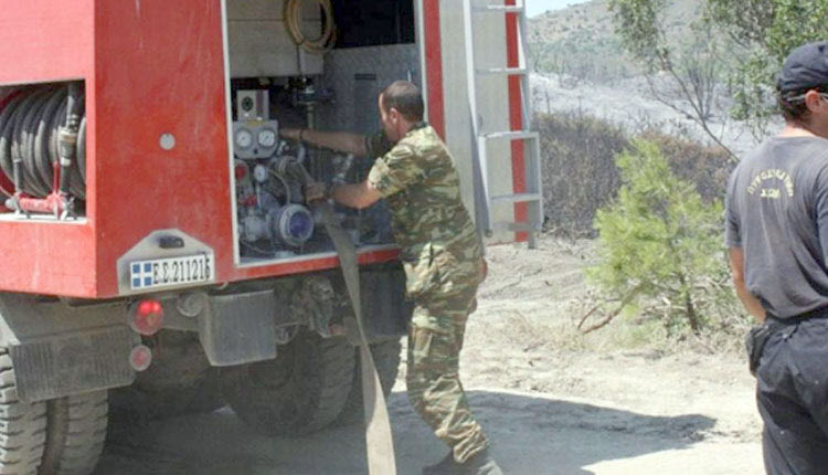 Ο στρατός στη μάχη με τις φλόγες