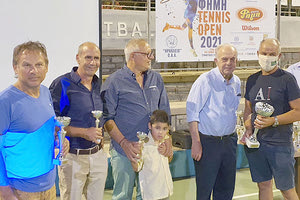 Στιγμιότυπο από τις απονομές των Μάστερς Ανδρών που έκανε ο κ. Λαμπρινός