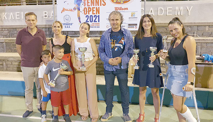 Ο πρόεδρος του «Ηράκλειο» κ. Δελάκης στις απονομές των γυναικών