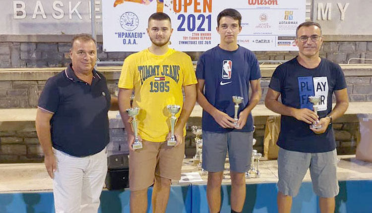 ο πρώην πρόεδρος του «Ηράκλειο» κ. Μαρκαντωνάκης σε απονομές