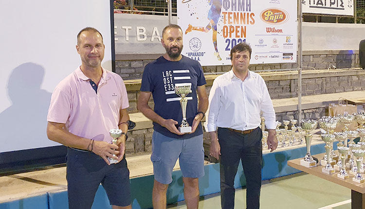 Ο αντιπεριφερειάρχης κ. Συριγωνάκης με νικητές του τουρνουά