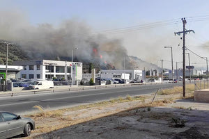 Η φωτιά εκδηλώθηκε πίσω από αντιπροσωπείες αυτοκινήτων