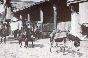 ΦΩΤΟΗΜΕΡΑΣ: Μια φωτογραφία από την πλατεία Καλλεργών στα Λιοντάρια, το 1897. Διακρίνεται η Βασιλική του Αγίου Μάρκου... με σιδεριές. Στο βάθος η Λότζια πριν ανοικοδομηθεί.