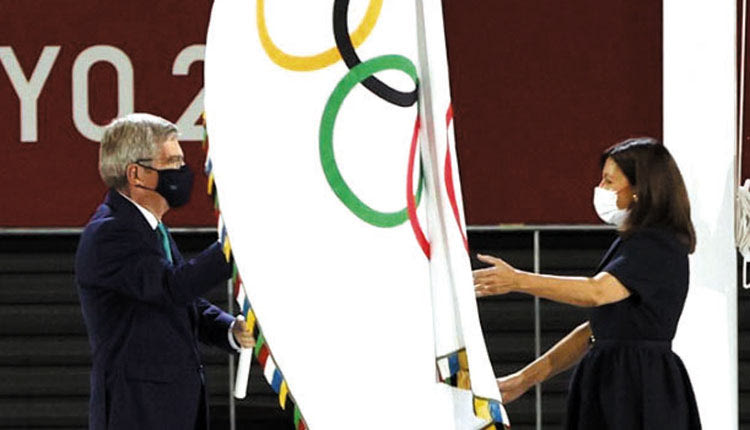 Απο την παράδοση της σημαίας στο Παρίσι