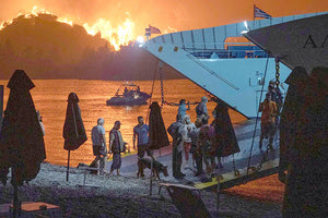 Με φέρι μποτ απομακρύνονται από τις εστίες τους