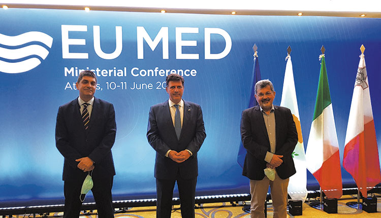 Υπουργική Σύνοδος EU Med, Αθήνα, 11 Ιουνίου 2021. Διακρίνονται (από αριστερά): Α. Καραγεώργης, δ/ντής ΙΩ ΕΛΚΕΘΕ, Μ. Βαρβιτσιώτης, αναπληρωτής Εξωτερικών, Α. Μαγουλάς, δ/ντής ΕΛΚΕΘΕ.
