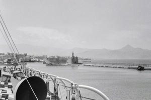 ΦΩΤΟΗΜΕΡΑΣ: Το λιμάνι του Ηρακλείου φωτογραφημένο από το πλοίο που φεύγει. Δεκαετία ‘50 πιθανώς.