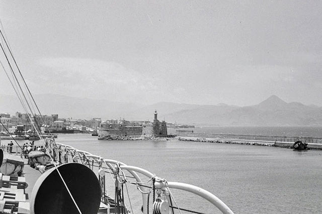 ΦΩΤΟΗΜΕΡΑΣ: Το λιμάνι του Ηρακλείου φωτογραφημένο από το πλοίο που φεύγει. Δεκαετία ‘50 πιθανώς.