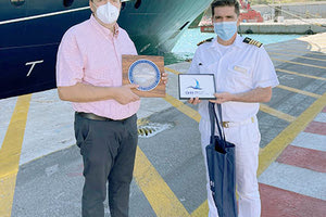 Ο πρόεδρος του ΟΛΗ κ. Μηνάς Παπαδάκης με τον καπετάνιο