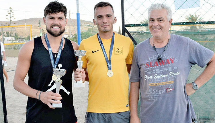 Οι νικητές των ανδρών Ρουμελιωτάκης - Κόλα με τον κ. Γιαννόπουλο