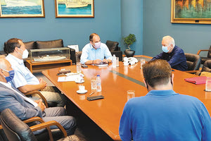 Στιγμιότυπο από τη χθεσινή συνάντηση στο Υπουργείο Ναυτιλίας