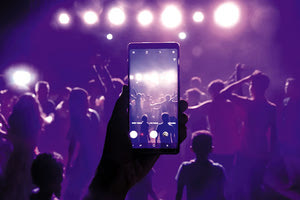 Τραβούν με τα κινητά τους όρθιους για να τεκμηριώσουν πρόστιμα